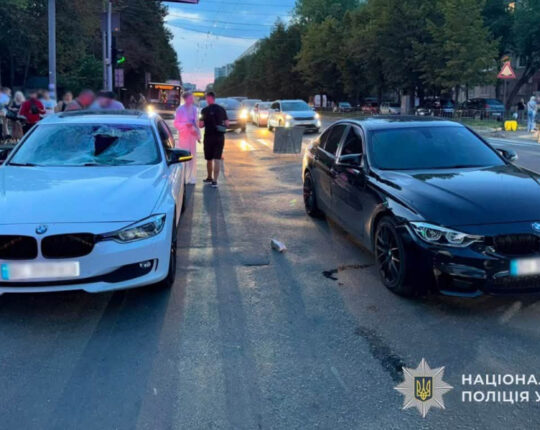 У Львові два BMW на великій швидкості збили батька з донькою