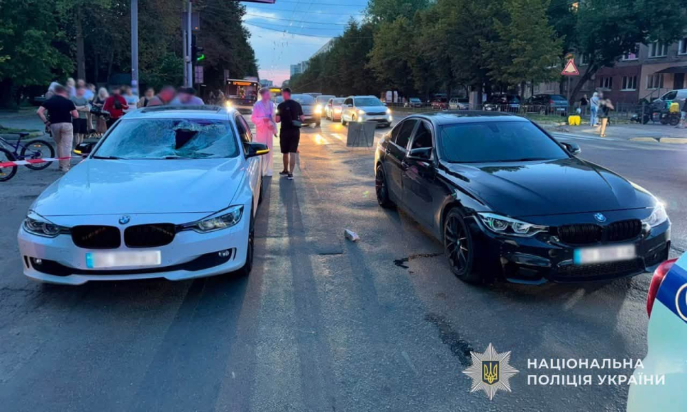 У Львові два BMW на великій швидкості збили батька з донькою