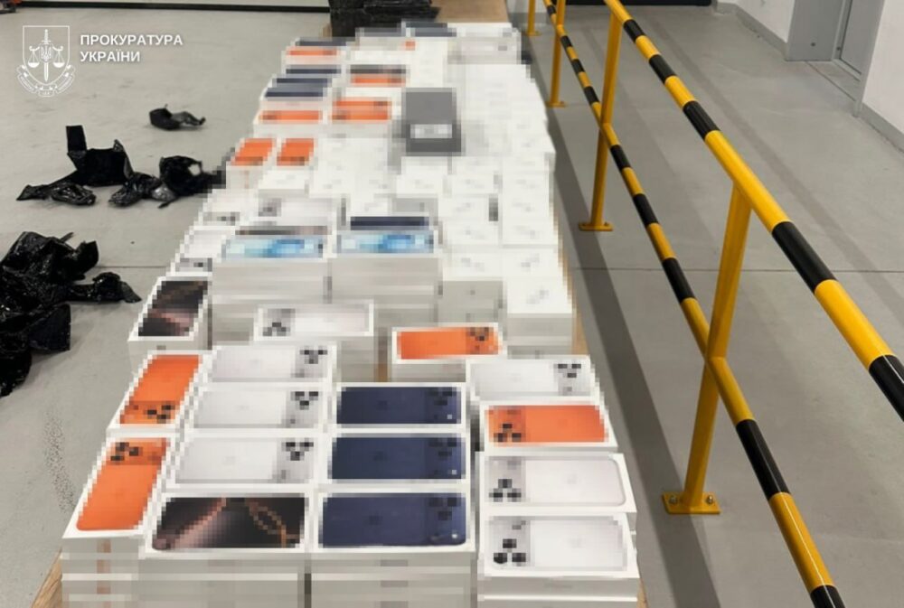 На Львівщині судитимуть водія, який намагався провезти Apple-техніку на понад 35 млн грн