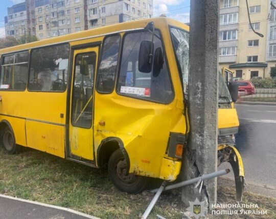 У Львові маршрутка №14 потрапила в ДТП: постраждали пасажири
