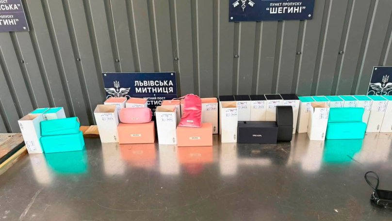 Львівські митники виявили незадекларовані товари Prada, Tiffany та Miu Miu на 700 тис. грн
