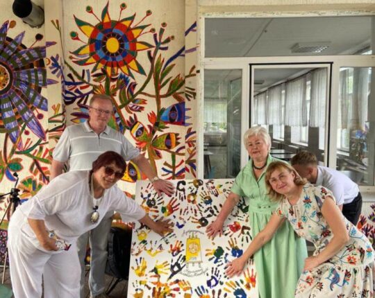 «Незламний золотий мольберт»: талановиті діти з України та Чехії розмалювали туристичну базу на Львівщині (фото)