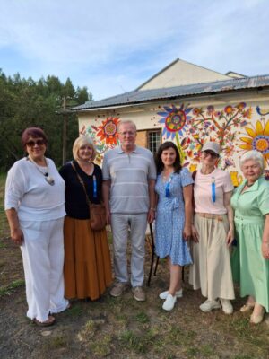 «Незламний золотий мольберт»: талановиті діти з України та Чехії розмалювали туристичну базу на Львівщині (фото)