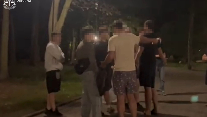 У Скнилівському парку двоє нетверезих чоловіків влаштували бійку з підлітками