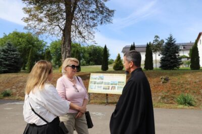 В Уневі відкрили тактильну мініскульптуру Свято-Успенської лаври (фото)