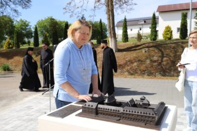 В Уневі відкрили тактильну мініскульптуру Свято-Успенської лаври (фото)