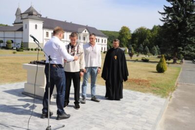В Уневі відкрили тактильну мініскульптуру Свято-Успенської лаври (фото)