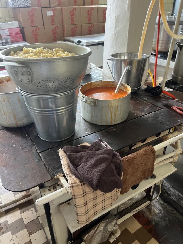 У львівській школі №32 виявили грубі порушення: продукцію вилучають, харчоблок закрили на 10 днів (фото)