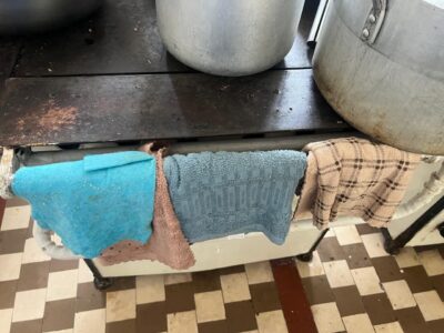 У львівській школі №32 виявили грубі порушення: продукцію вилучають, харчоблок закрили на 10 днів (фото)