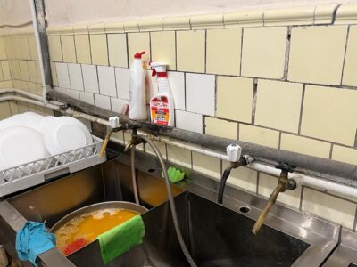 У львівській школі №32 виявили грубі порушення: продукцію вилучають, харчоблок закрили на 10 днів (фото)