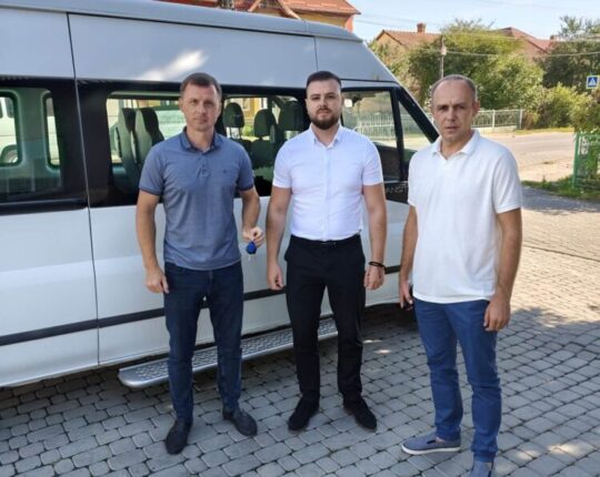 Великолюбінська громада отримала мікроавтобус для соціального таксі (фото)