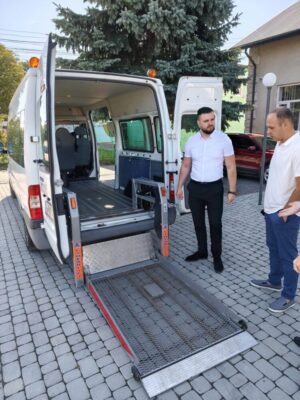 Великолюбінська громада отримала мікроавтобус для соціального таксі (фото)