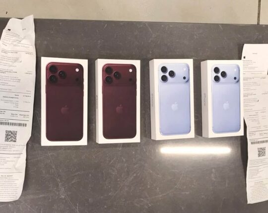 Перші в Україні: львівські митники зупинили контрабанду новеньких iPhone 18 Pro Max на кордоні (фото)