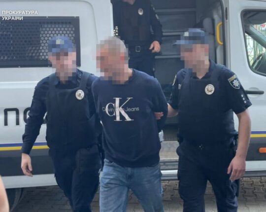На Сихові чоловік схопив 13-річну дівчину після нападу на військового