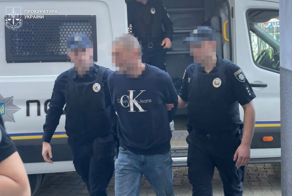 На Сихові чоловік схопив 13-річну дівчину після нападу на військового