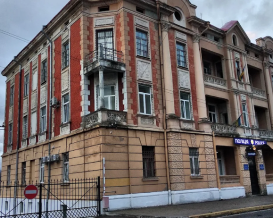 У Дрогобичі п’яний неповнолітній студент розбив двері райвідділу поліції