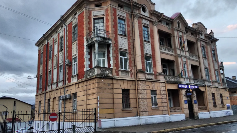 У Дрогобичі п’яний неповнолітній студент розбив двері райвідділу поліції
