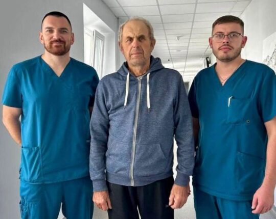 У Львові хірурги видалили пацієнту рідкісну 25-сантиметрову пухлину, яка поглинала цукор