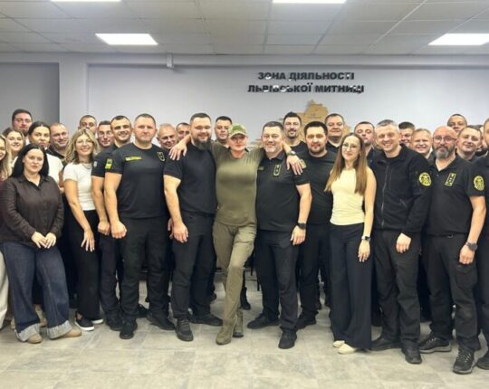 «Граната! Всі впали»: львівських митників навчали надавати домедичну допомогу в умовах війни (фото)