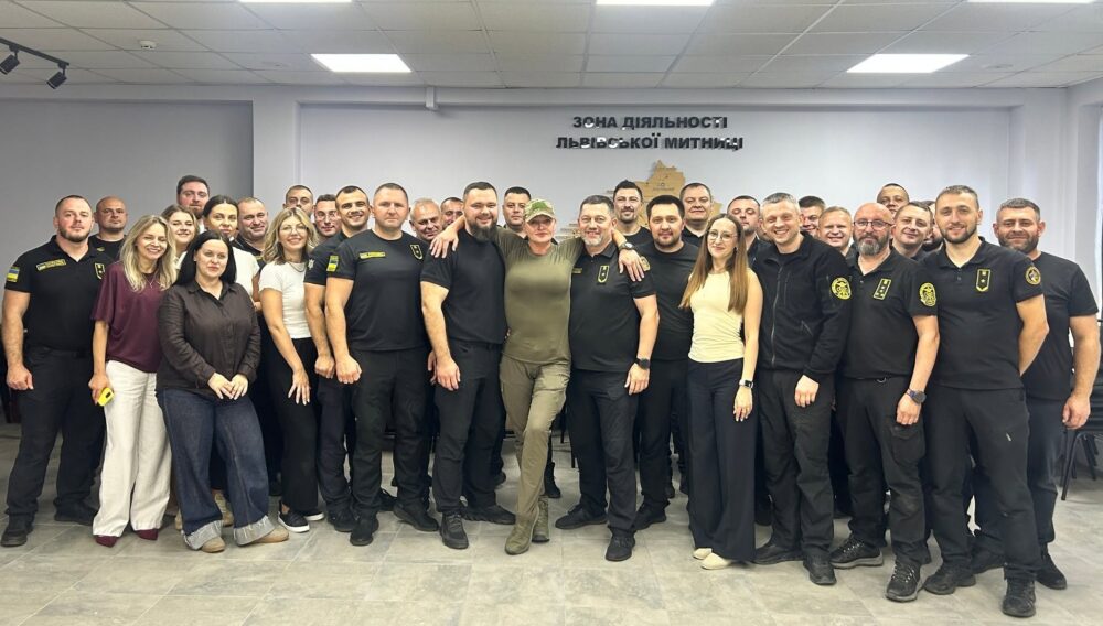 «Граната! Всі впали»: львівських митників навчали надавати домедичну допомогу в умовах війни (фото)