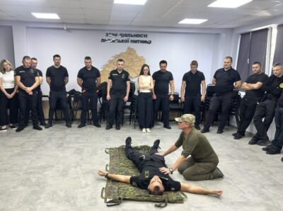 «Граната! Всі впали»: львівських митників навчали надавати домедичну допомогу в умовах війни (фото)