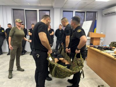 «Граната! Всі впали»: львівських митників навчали надавати домедичну допомогу в умовах війни (фото)