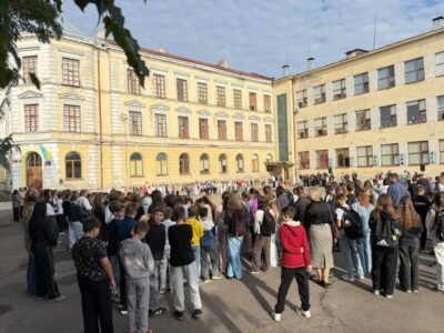У школах Жовківської громади відкрили дев’ять меморіальних таблиць на честь полеглих захисників (фото)