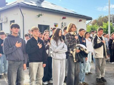У школах Жовківської громади відкрили дев’ять меморіальних таблиць на честь полеглих захисників (фото)
