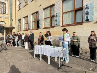 У школах Жовківської громади відкрили дев’ять меморіальних таблиць на честь полеглих захисників (фото)