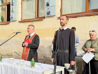 У школах Жовківської громади відкрили дев’ять меморіальних таблиць на честь полеглих захисників (фото)