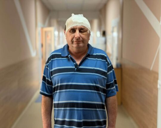 У Львові 55-річному трактористу видалили рідкісну пухлину, яка позбавляла його зору