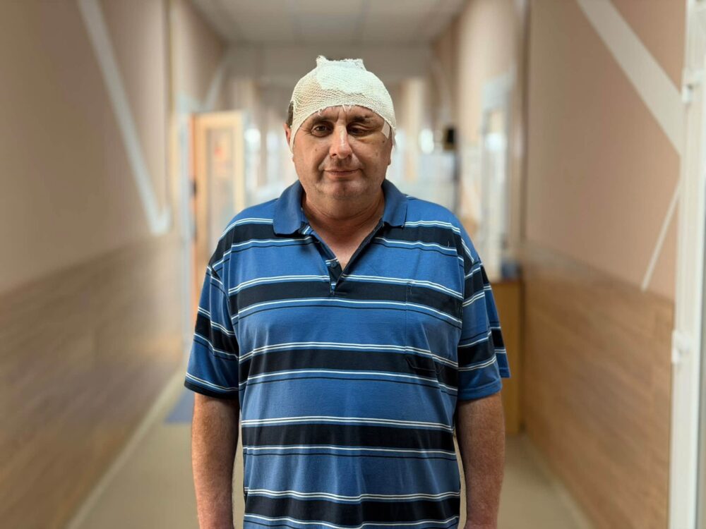 У Львові 55-річному трактористу видалили рідкісну пухлину, яка позбавляла його зору