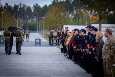 На Національному військовому меморіальному кладовищі поховали 14 невідомих Захисників України