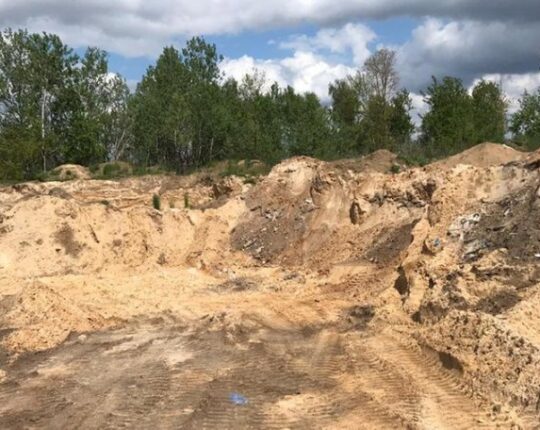 На Львівщині судять ексдепутата та двох його знайомих за незаконний видобуток піску