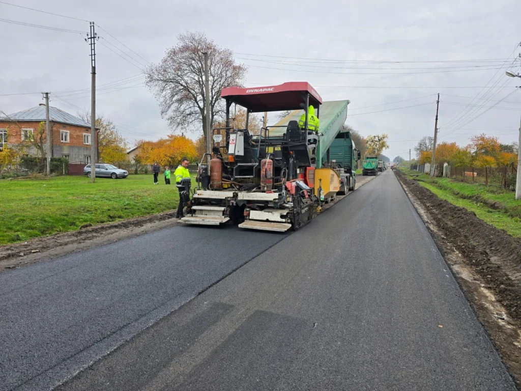 На Львівщині ремонтують дві дороги місцевого значення: роботи завершують у Старому Яричеві