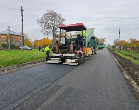 На Львівщині ремонтують дві дороги місцевого значення: роботи завершують у Старому Яричеві