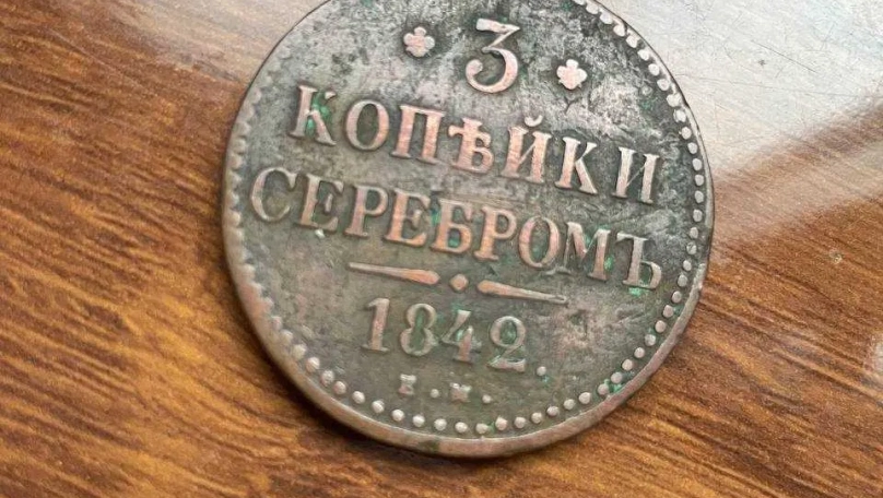 На Львівщині пасажирку автобуса оштрафували за вивезення старовинних монет