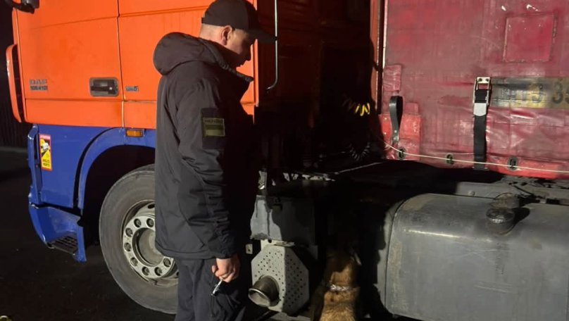 На кордоні з Львівщиною собака винюхав сигарети, які везли на продаж до Польщі