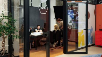 Переможець «Україна має талант» отримав квартиру від РІЕЛ (відео)